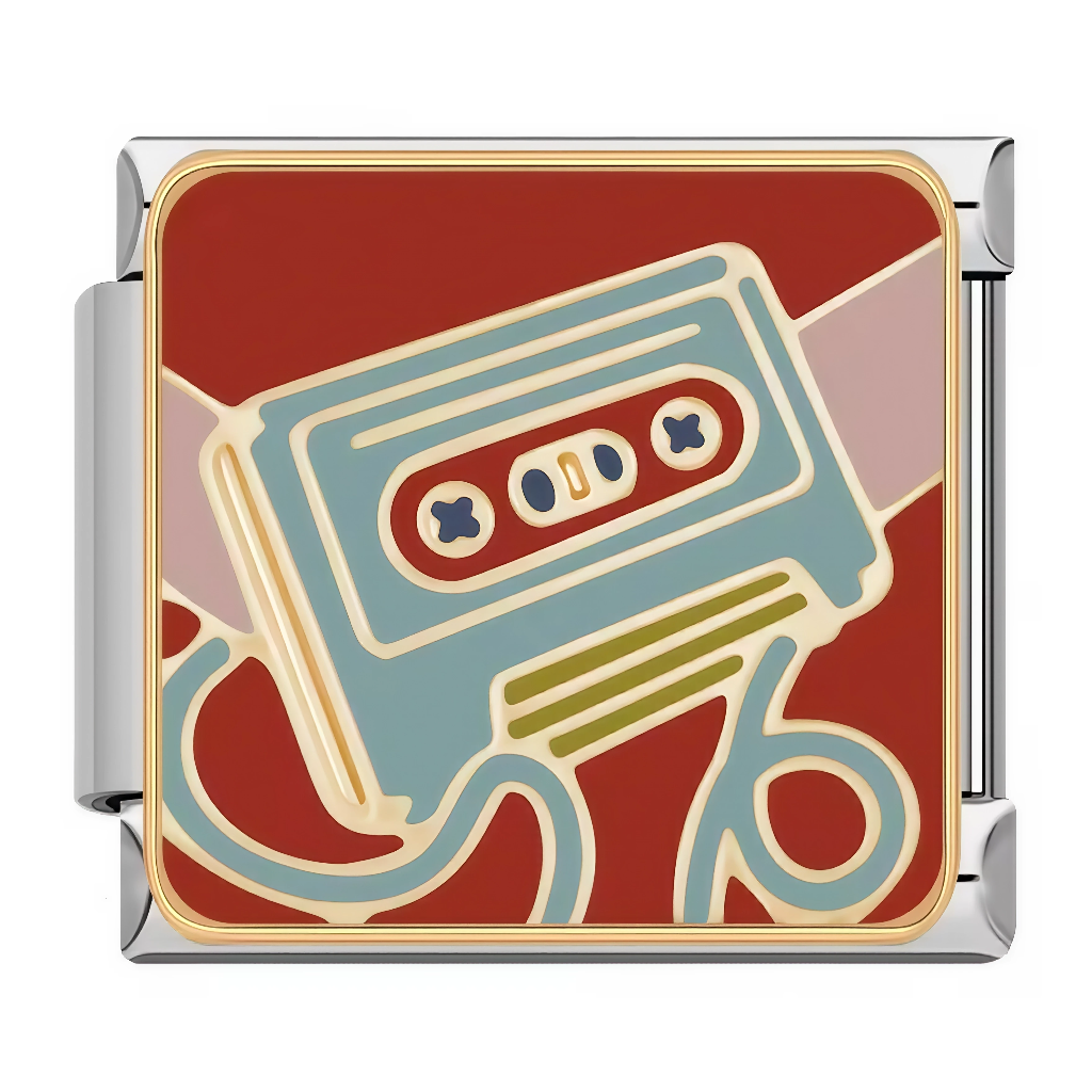 Ce charm italien évoque une cassette audio vintage bleue avec bobines et ruban déroulé, stylisée rétro sur fond rouge vif et accents dorés. Parfait pour les nostalgiques des années 80-90 et amateurs de musique analogique qui veulent un clin d'œil vintage sur leur bracelet à charms italien.