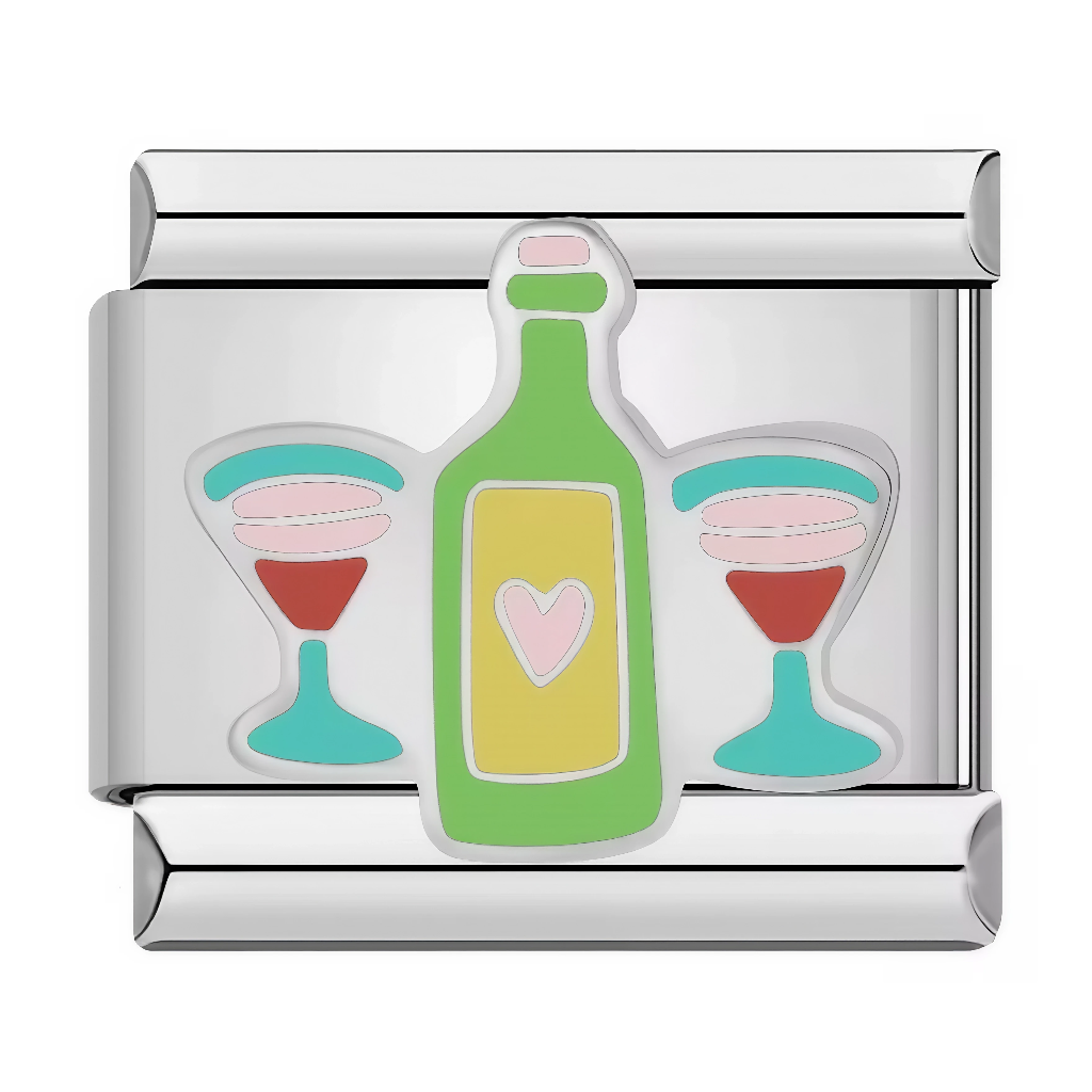 Ce charm italien illustre une bouteille de champagne jaune entre deux flûtes turquoise remplies de liquide rouge et surmontées de macarons roses, avec un cœur au centre pour une touche romantique. Le design festif et gourmand en fait un bijou parfait pour célébrer l'amour et les bulles sur un bracelet à charms italien.