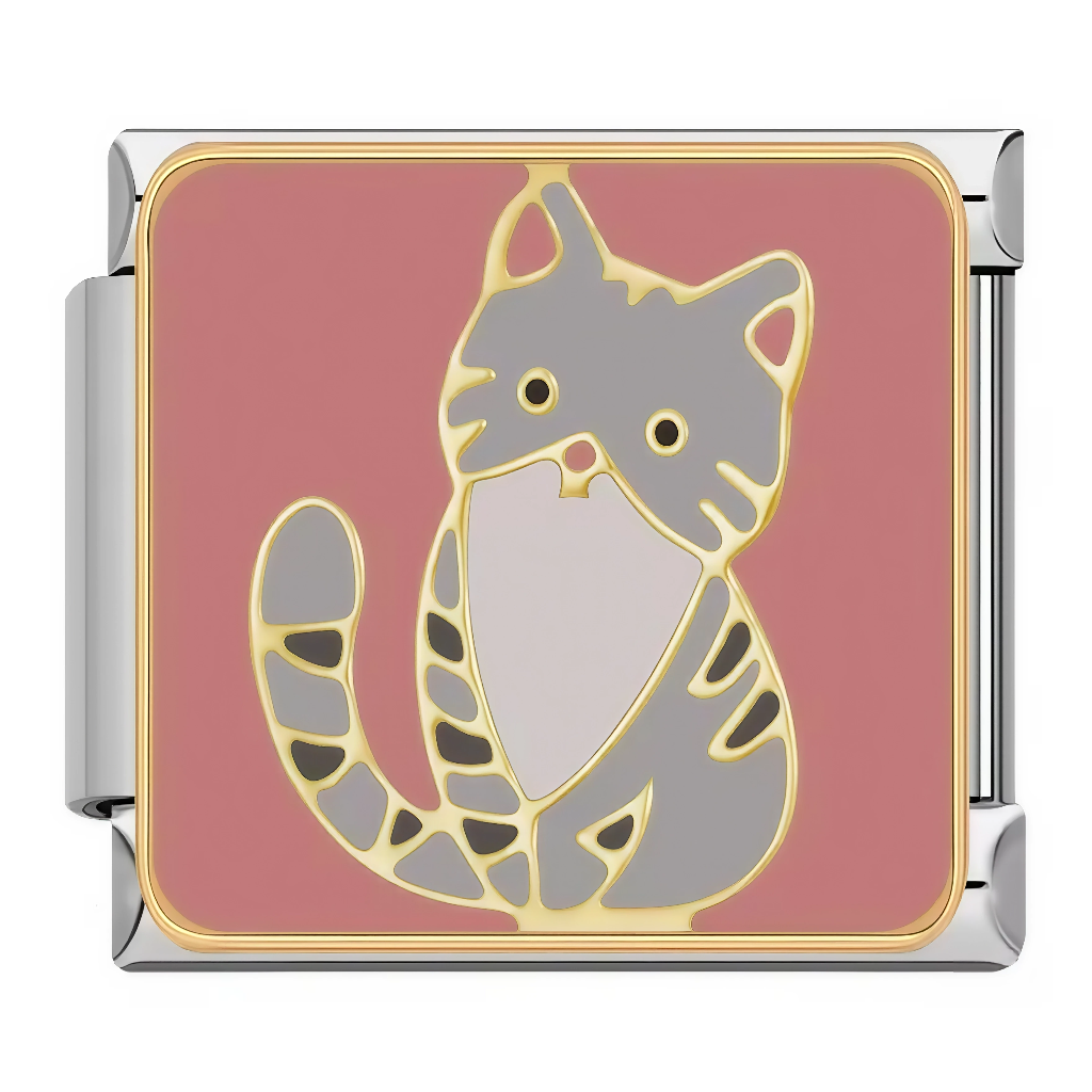 Ce charm italien présente un chaton gris tigré aux grands yeux expressifs et menton blanc, assis curieusement sur fond rose tendre et chaleureux. Idéal pour les fans de chats adorables qui veulent illuminer leur bracelet à charms italien d'une douceur irrésistible.