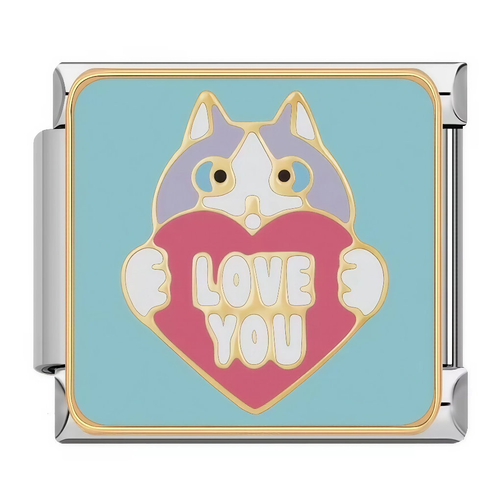 Ce charm italien montre un adorable chat au pelage gris-bleu aux grands yeux ronds, tenant un cœur rose avec texte "LOVE YOU" doré sur fond bleu clair doux. Parfait pour déclarer son amour avec tendresse féline sur un bracelet à charms italien.