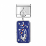 Ce charm italien pendentif fusionne un ciel bleu nuit avec lune courbée, étoiles et points rouges, et un chat blanc élégant au centre pour une vibe cosmique féline. Parfait pour les amoureux des chats mystiques et de l'astronomie qui veulent magie et douceur sur leur bracelet à charms italien
