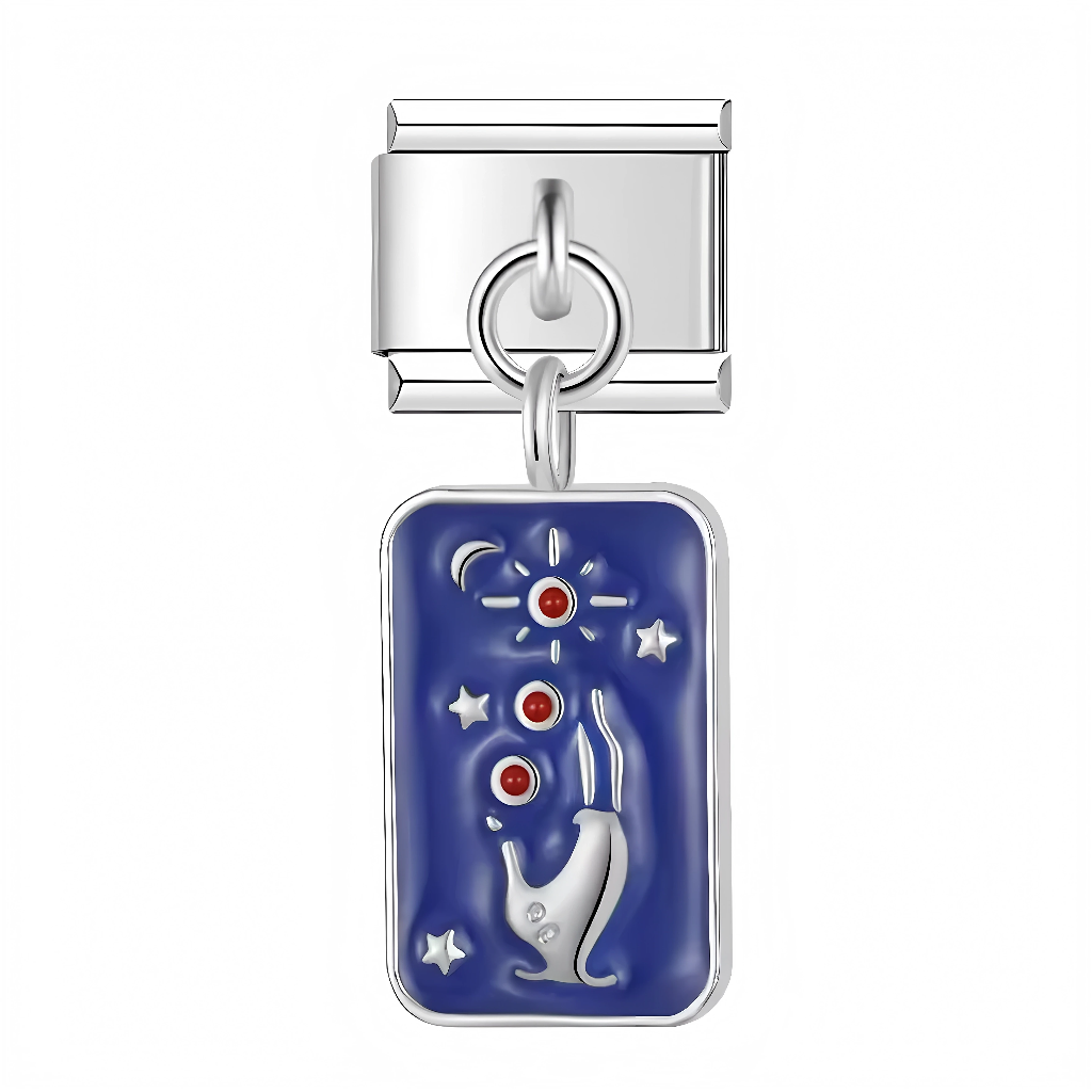 Ce charm italien pendentif fusionne un ciel bleu nuit avec lune courbée, étoiles et points rouges, et un chat blanc élégant au centre pour une vibe cosmique féline. Parfait pour les amoureux des chats mystiques et de l'astronomie qui veulent magie et douceur sur leur bracelet à charms italien