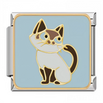 Ce charm italien capture un chat siamois crème aux oreilles, museau et queue brun foncé, aux grands yeux bleus expressifs, assis avec assurance sur fond bleu clair apaisant. Idéal pour les amoureux des races pures qui veulent élégance exotique sur leur bracelet à charms italien.