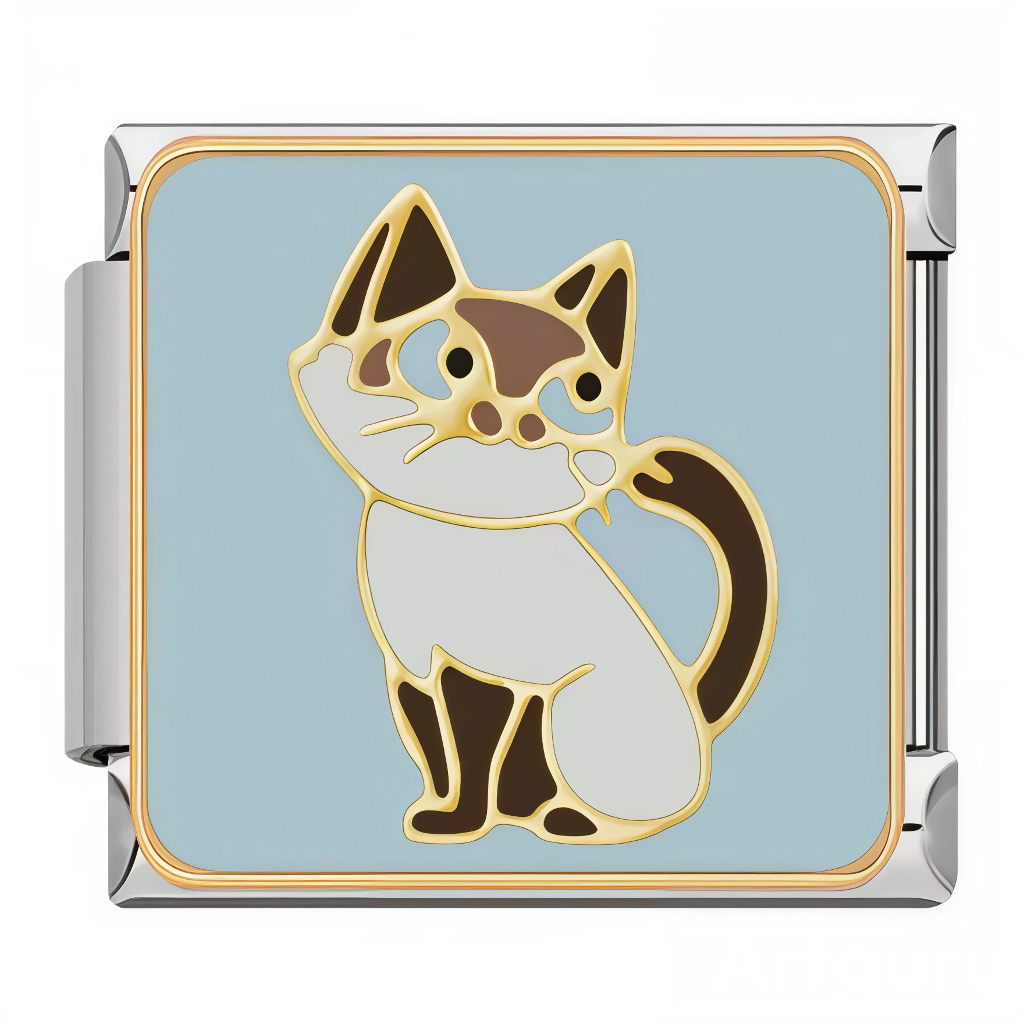 Ce charm italien capture un chat siamois crème aux oreilles, museau et queue brun foncé, aux grands yeux bleus expressifs, assis avec assurance sur fond bleu clair apaisant. Idéal pour les amoureux des races pures qui veulent élégance exotique sur leur bracelet à charms italien.