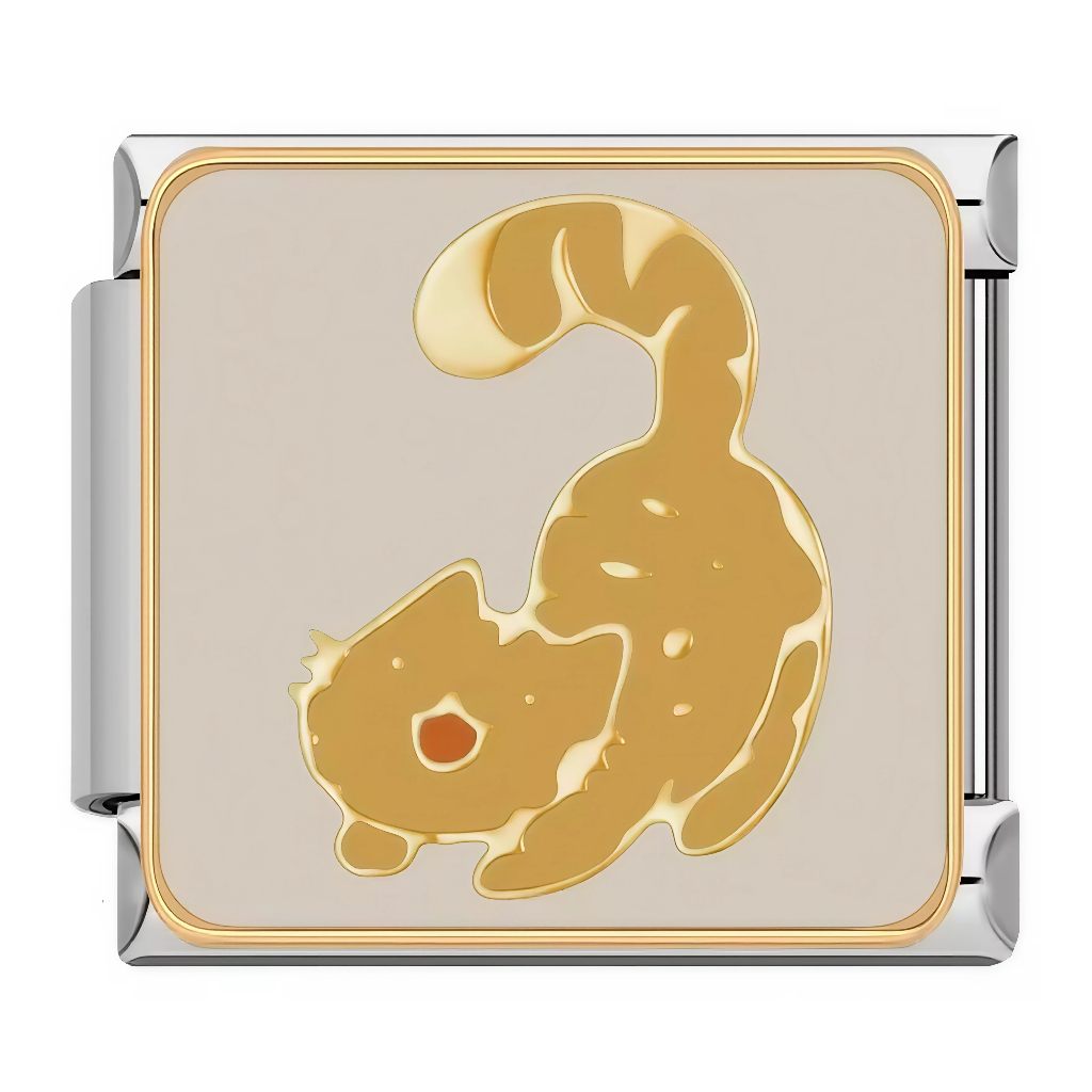 Ce charm italien illustre un chat tigré orange en position joueuse, avec queue rayée enroulée et museau espiègle sur fond beige doux et texturé. Parfait pour les amoureux des chats malicieux qui désirent orner leur bracelet à charms italien d'une scène pleine de charme félin.