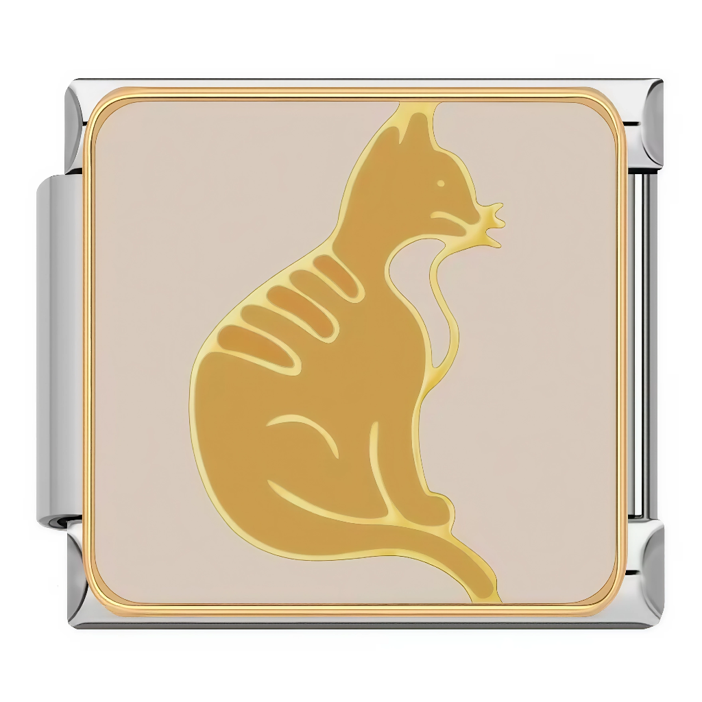 Ce charm italien représente un chat tigré orange assis en silhouette élégante, avec museau et queue expressive sur fond beige clair chaleureux. Idéal pour les passionnés de félins majestueux qui veulent ajouter une touche sauvage et raffinée à leur bracelet à charms italien.