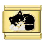 Ce charm italien doré représente un adorable chat en train de dormir, parfait pour ajouter une touche de douceur et de sérénité à votre bracelet. Fabriqué en acier inoxydable de haute qualité avec une finition dorée élégante, il allie robustesse et finesse des détails pour un rendu chaleureux et raffiné. Facile à fixer, il s’adapte parfaitement à nos bracelets composés de 17 maillons extensibles et réglables, convenant à toutes les tailles de poignet. Compatible avec tous nos charms italiens, ce bijou tendr