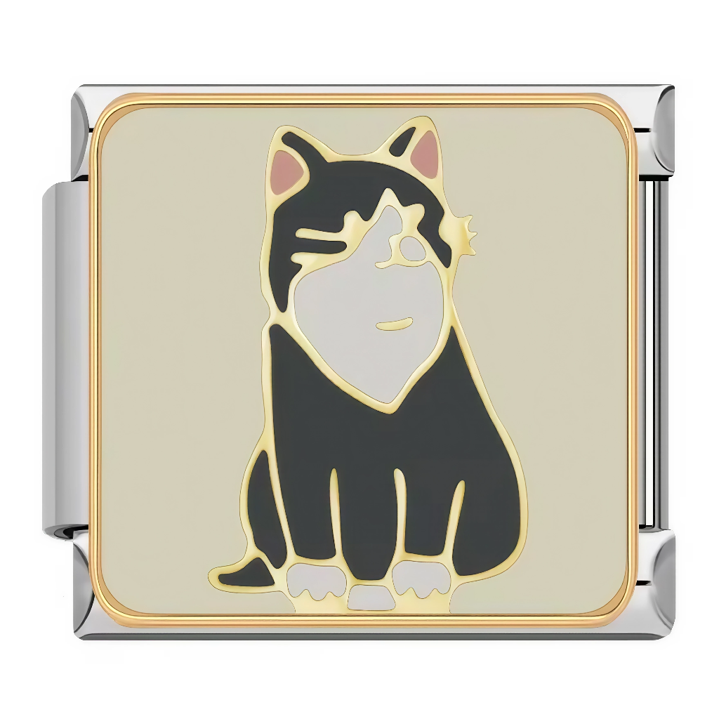 Ce charm italien représente un chat noir kawaii assis, avec un œil scintillant entouré d'une étoile jaune joyeuse et expression espiègle sur fond beige neutre. Idéal pour les fans de chats mignons et magiques qui veulent une étincelle de fantaisie sur leur bracelet à charms italien.