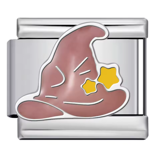 Ce charm italien enchanteur représente le Choixpeau Magique, l’iconique chapeau parlant de l’univers Harry Potter. Confectionné en acier inoxydable argenté de haute qualité, il présente des détails soignés et une finition brillante qui séduiront les fans de la saga. Facile à fixer, il s’adapte parfaitement à nos bracelets composés de 17 maillons extensibles et réglables, convenant à tous les poignets. Compatible avec tous nos charms italiens, ce bijou est idéal pour ajouter une touche de magie et de mystère