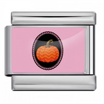 Ce charm italien au style rétro met en avant une citrouille orange aux motifs ondulés, encadrée d’un médaillon noir façon camée sur fond rose pastel. Raffiné et original, il sublime tout bracelet à charms italien avec une note automnale pleine de douceur, idéale pour la saison d’Halloween ou pour un look vintage affirmé.

Caractéristiques

Matière : Argent sterling 925, émail coloré

Design : Citrouille orange à motifs, cadre noir décoratif, plaque rectangulaire contemporaine

Thème : Automne, Halloween, Vi