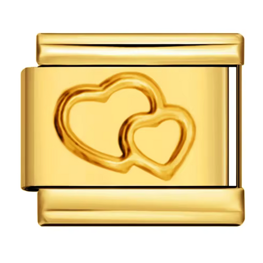 Ce charm italien en acier inoxydable doré représente deux cœurs entrelacés, symboles parfaits d’amour et d’union. Son design raffiné et sa finition brillante en font un bijou romantique et élégant. Facile à fixer, il s’adapte parfaitement à nos bracelets composés de 17 maillons extensibles et réglables, convenant à toutes les tailles de poignet. Compatible avec tous nos charms italiens, ce bijou est idéal pour personnaliser votre bracelet avec une touche tendre et sophistiquée.