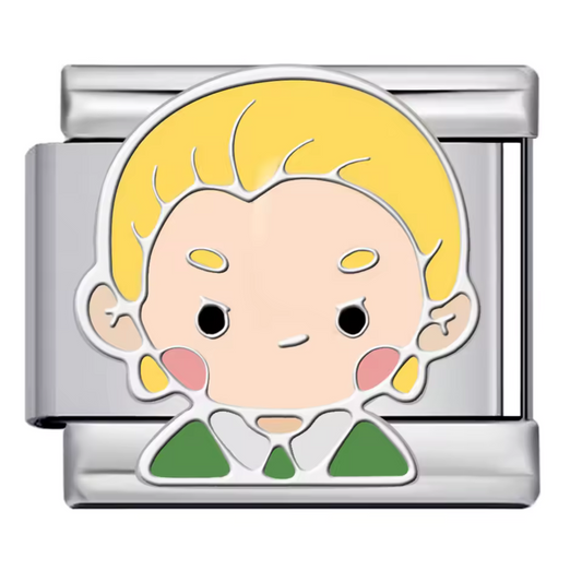 Ce charm italien élégant représente Draco Malfoy, le célèbre élève de Serpentard dans l’univers Harry Potter, reconnaissable à son allure distinguée et son emblème de maison. Confectionné en acier inoxydable argenté de haute qualité, il se démarque par des détails soignés et une finition brillante qui raviront les fans de la saga. Facile à fixer, il s’adapte parfaitement à nos bracelets composés de 17 maillons extensibles et réglables, convenant à tous les poignets. Compatible avec tous nos charms italiens,