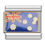 Ce charm italien argenté arbore fièrement le drapeau de la Nouvelle-Zélande, symbole d’aventure, de nature et de fierté nationale. Fabriqué en acier inoxydable de haute qualité, il combine robustesse et détails colorés pour un rendu élégant et authentique. Facile à fixer, il s’adapte parfaitement à nos bracelets composés de 17 maillons extensibles et réglables, convenant à toutes les tailles de poignet