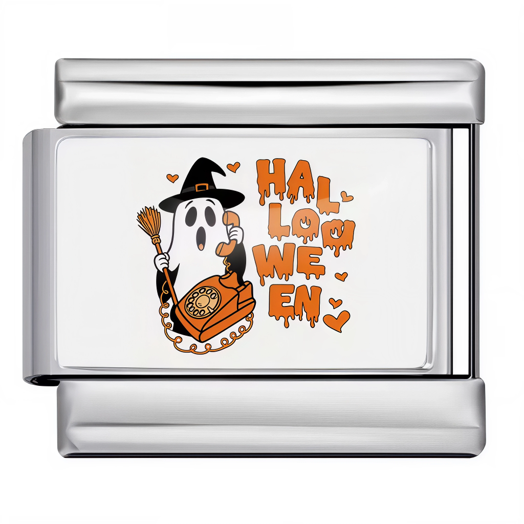 Ce charm italien met à l’honneur l’humour et l’esprit d’Halloween grâce à un fantôme déguisé en sorcière, téléphonant avec un combiné rétro orange, entouré d’un lettrage "HALLOWEEN" dégoulinant et de petits cœurs. Son design moderne sur plaque argentée et couleurs contrastées dynamisent votre bracelet à charms italien, parfait pour afficher un style fun et décalé durant la saison des citrouilles.

Caractéristiques

Matière : Argent sterling 925, émail coloré
Design : Fantôme sorcière, téléphone rétro, lettr