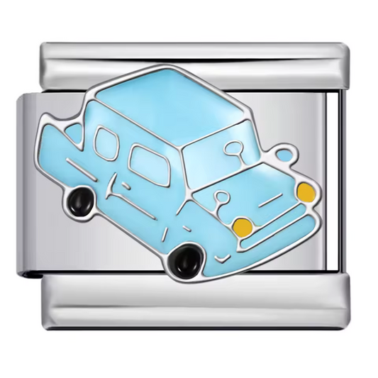 Ce charm italien original représente la célèbre Ford Anglia enchantée d’Arthur Weasley, symbole d’aventures et de magie dans l’univers Harry Potter. Confectionné en acier inoxydable argenté de haute qualité, il séduit par ses détails soignés et sa finition brillante qui raviront les fans de la saga. Facile à fixer, il s’intègre parfaitement à nos bracelets composés de 17 maillons extensibles et réglables, convenant à tous les poignets. Compatible avec tous nos charms italiens