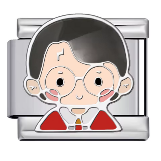 Ce charm italien iconique représente Harry Potter lui-même, reconnaissable à ses lunettes rondes, sa cicatrice en éclair et son écharpe de Gryffondor. Confectionné en acier inoxydable argenté de haute qualité, il se distingue par des détails soignés et une finition brillante qui séduiront les fans de la saga. Facile à fixer, il s’adapte parfaitement à nos bracelets composés de 17 maillons extensibles et réglables, convenant à tous les poignets. Compatible avec tous nos charms italiens, ce bijou est parfait 