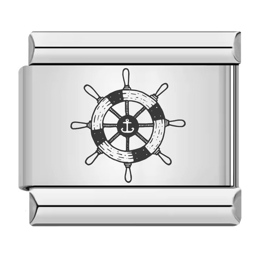 Ce charm italien en acier inoxydable argenté représente un heaume de navire, symbole d’aventure et de voyage maritime. Conçu avec des détails précis et une finition soignée, il allie robustesse et élégance pour un rendu authentique. Facile à fixer, il s’adapte parfaitement à nos bracelets composés de 17 maillons extensibles et réglables, convenant à toutes les tailles de poignet. Compatible avec tous nos charms italiens