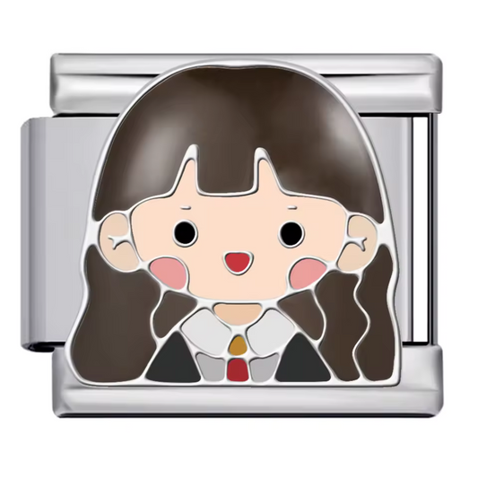 Ce charm italien élégant représente Hermione Granger, l’intelligente et courageuse sorcière de l’univers Harry Potter, reconnaissable à ses cheveux bouclés et son air déterminé. Confectionné en acier inoxydable argenté de haute qualité, il se distingue par des détails finement travaillés et une finition brillante qui séduiront tous les fans de la saga. Facile à fixer, il s’adapte parfaitement à nos bracelets composés de 17 maillons extensibles et réglables, adaptés à tous les poignets. Compatible avec tous 