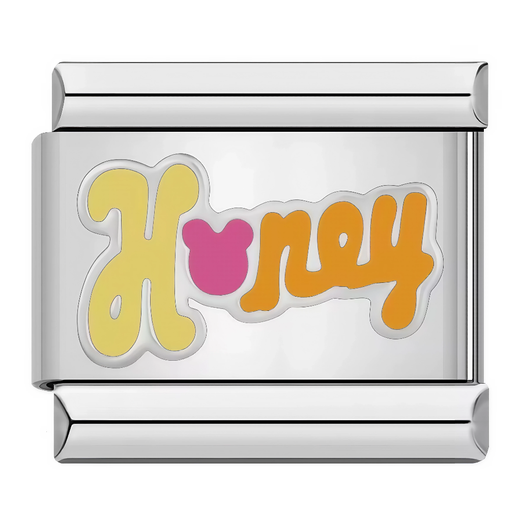 Ce charm italien arbore "Honey" en lettres groovy jaune-orangé avec un cœur rose et une forme évoquant Mickey Mouse au début du mot, sur fond blanc ludique. Parfait pour les fans de Disney et surnoms tendres qui veulent une vibe rétro-pop sur leur bracelet à charms italien.