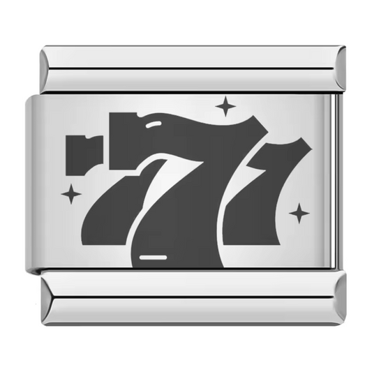 Ce charm italien illustrant un jackpot de casino “777” sur fond argenté est fabriqué en acier inoxydable de haute qualité, combinant robustesse et élégance. Il se fixe facilement à nos bracelets composés de 17 maillons de charms, qui s’étendent et se contractent pour s’adapter parfaitement à la taille de votre poignet. Tous nos charms italiens sont entièrement compatibles, vous permettant de personnaliser votre bracelet en ajoutant ou retirant des liens selon vos envies.
