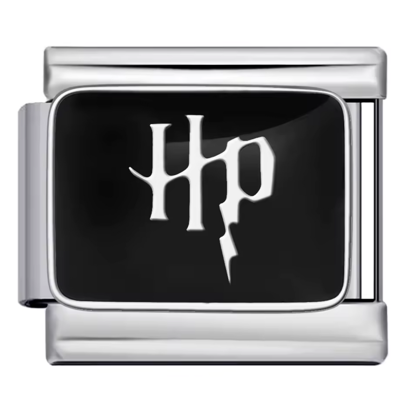 Ce charm italien élégant représente le célèbre logo “HP” de l’univers Harry Potter, mis en valeur sur un fond noir profond. Confectionné en acier inoxydable argenté de haute qualité, il séduit par ses détails précis et sa finition brillante qui en font un incontournable pour les sorciers et moldus fans de la saga. Facile à fixer, il s’intègre parfaitement à nos bracelets composés de 17 maillons extensibles et réglables, convenant à tous les poignets. Compatible avec tous nos charms italiens, ce bijou est id
