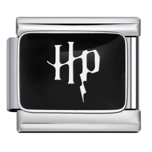 Ce charm italien élégant représente le célèbre logo “HP” de l’univers Harry Potter, mis en valeur sur un fond noir profond. Confectionné en acier inoxydable argenté de haute qualité, il séduit par ses détails précis et sa finition brillante qui en font un incontournable pour les sorciers et moldus fans de la saga. Facile à fixer, il s’intègre parfaitement à nos bracelets composés de 17 maillons extensibles et réglables, convenant à tous les poignets. Compatible avec tous nos charms italiens, ce bijou est id