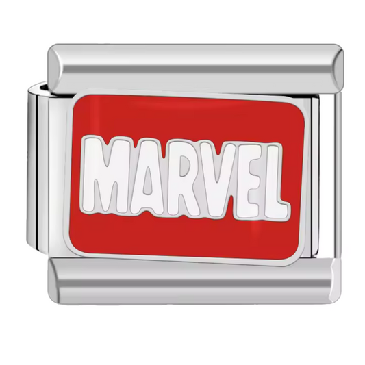 Ce charm italien met en avant le logo iconique MARVEL, symbole d’aventure, de puissance et de héros légendaires. Confectionné en acier inoxydable argenté de haute qualité, il présente des détails nets et une finition brillante pour un rendu moderne et durable. Facile à fixer, il se glisse parfaitement sur nos bracelets composés de 17 maillons extensibles et réglables, adaptés à tous les poignets. Compatible avec tous nos charms italiens, ce bijou est idéal pour ajouter une touche d’énergie et de caractère à