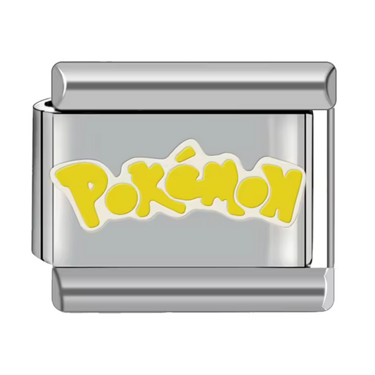 Ce charm italien rend hommage au célèbre logo Pokémon, symbole d’aventure, de collection et de nostalgie. Confectionné en acier inoxydable argenté de haute qualité, il séduit par ses détails précis et sa finition brillante qui rappellent l’univers coloré et dynamique de Pokémon. Facile à fixer, il se glisse parfaitement sur nos bracelets composés de 17 maillons extensibles et réglables, adaptés à tous les poignets. Compatible avec tous nos charms italiens, ce bijou est parfait pour apporter une touche ludiq