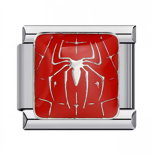 Ce charm italien met en avant le logo emblématique de Spider-Man sur un fond rouge vibrant, symbole d’agilité et de courage. Confectionné en acier inoxydable argenté de haute qualité, il allie détails précis et finition brillante pour un rendu moderne et durable. Facile à fixer, il se glisse parfaitement sur nos bracelets composés de 17 maillons extensibles et réglables, adaptés à tous les poignets. Compatible avec tous nos charms italiens, ce bijou est parfait pour ajouter une touche dynamique et héroïque 