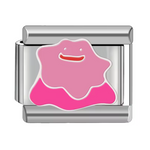 Ce charm italien unique représente Métamorphe, le Pokémon aux capacités de transformation fascinantes. Confectionné en acier inoxydable argenté de haute qualité, il se distingue par des détails soignés et une finition brillante, idéale pour les fans de l’univers Pokémon. Facile à fixer, il s’intègre parfaitement à nos bracelets composés de 17 maillons extensibles et réglables, adaptés à tous les poignets. Compatible avec tous nos charms italiens, ce bijou est parfait pour apporter une touche de mystère et d