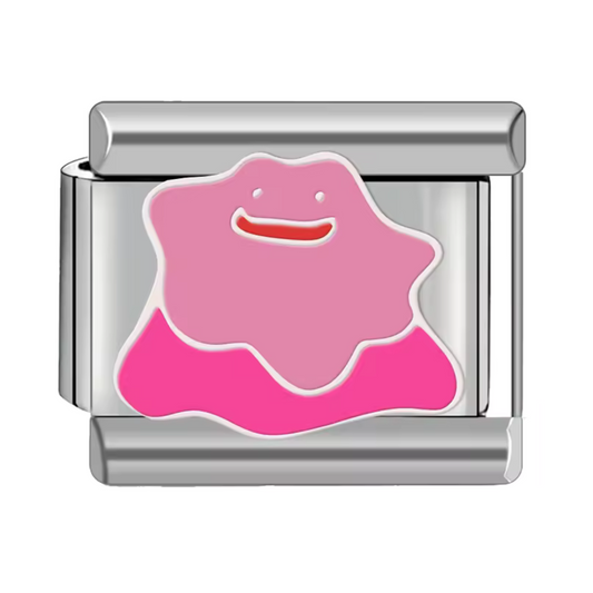 Ce charm italien unique représente Métamorphe, le Pokémon aux capacités de transformation fascinantes. Confectionné en acier inoxydable argenté de haute qualité, il se distingue par des détails soignés et une finition brillante, idéale pour les fans de l’univers Pokémon. Facile à fixer, il s’intègre parfaitement à nos bracelets composés de 17 maillons extensibles et réglables, adaptés à tous les poignets. Compatible avec tous nos charms italiens, ce bijou est parfait pour apporter une touche de mystère et d