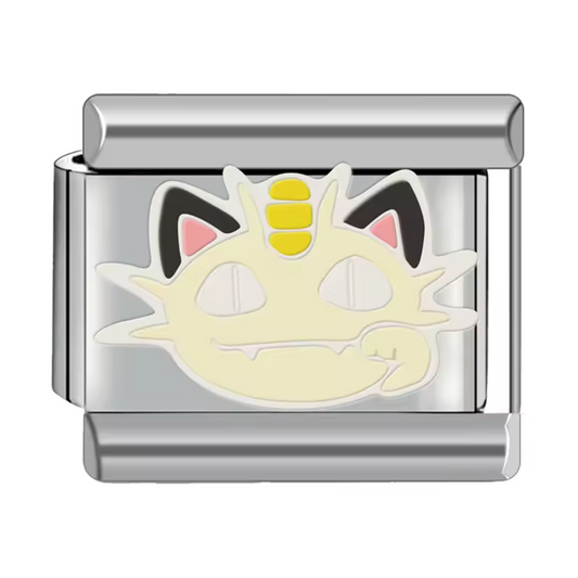 Ce charm italien amusant représente Miaouss, le Pokémon espiègle et emblématique de la Team Rocket. Confectionné en acier inoxydable argenté de haute qualité, il séduit par ses détails précis et sa finition brillante, parfaits pour les fans de l’univers Pokémon. Facile à fixer, il s’adapte parfaitement à nos bracelets composés de 17 maillons extensibles et réglables, adaptés à tous les poignets. Compatible avec tous nos charms italiens, ce bijou est idéal pour apporter une touche malicieuse et nostalgique à