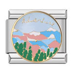 Ce charm italien argenté représente de majestueuses montagnes accompagnées de l’inscription “Aventure”, symbole d’évasion et de passion pour la nature. Fabriqué en acier inoxydable de haute qualité, il allie robustesse et détails soignés pour un rendu élégant et inspirant. Facile à fixer, il s’adapte parfaitement à nos bracelets composés de 17 maillons extensibles et réglables, convenant à toutes les tailles de poignet. Compatible avec tous nos charms italiens