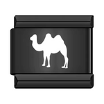 Ce charm italien en acier inoxydable noir représente un chameau blanc finement dessiné, évoquant les voyages dans le désert et les aventures lointaines. Avec son contraste élégant et son style minimaliste, il apportera une touche d’originalité et d’exotisme à votre bracelet. Facile à fixer, il s’adapte parfaitement à nos bracelets composés de 17 maillons extensibles et réglables, convenant à toutes les tailles de poignet.