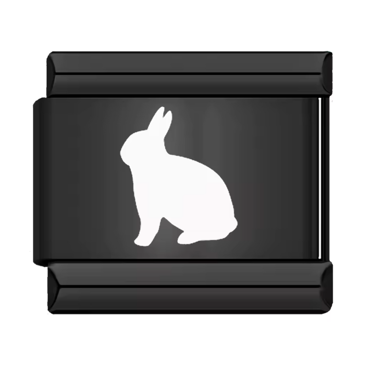 Ce charm italien en acier inoxydable noir met en valeur un adorable lapin blanc, symbole de douceur et de malice. Son design contrasté et raffiné apporte une touche d’élégance et d’originalité à votre bracelet. Facile à fixer, il s’adapte parfaitement à nos bracelets composés de 17 maillons extensibles et réglables, convenant à toutes les tailles de poignet. Compatible avec tous nos charms italiens, ce bijou est parfait pour personnaliser votre bracelet avec une note animale et poétique.