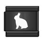 Ce charm italien en acier inoxydable noir met en valeur un adorable lapin blanc, symbole de douceur et de malice. Son design contrasté et raffiné apporte une touche d’élégance et d’originalité à votre bracelet. Facile à fixer, il s’adapte parfaitement à nos bracelets composés de 17 maillons extensibles et réglables, convenant à toutes les tailles de poignet. Compatible avec tous nos charms italiens, ce bijou est parfait pour personnaliser votre bracelet avec une note animale et poétique.