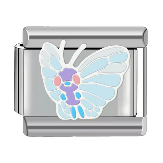 Ce charm italien raffiné représente Papilusion, le majestueux Pokémon papillon connu pour sa grâce et ses ailes colorées. Confectionné en acier inoxydable argenté de haute qualité, il présente des détails délicats et une finition brillante qui en font une pièce unique pour les fans de l’univers Pokémon. Facile à fixer, il s’intègre parfaitement à nos bracelets composés de 17 maillons extensibles et réglables, adaptés à tous les poignets. Compatible avec tous nos charms italiens, ce bijou est idéal pour appo