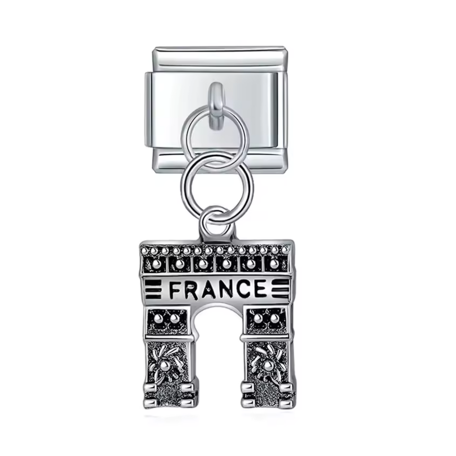 Ce charm italien pendentif en acier inoxydable argenté représente l’emblématique Arc de Triomphe de Paris, symbole d’élégance et de patrimoine français. Conçu avec des détails soignés, il allie robustesse et raffinement pour un rendu intemporel. Facile à fixer, il s’adapte parfaitement à nos bracelets composés de 17 maillons extensibles et réglables, convenant à toutes les tailles de poignet. Compatible avec tous nos charms italiens
