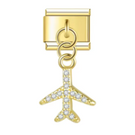 Ce charm italien pendentif en forme d’avion doré est orné de strass scintillants, parfait pour symboliser l’amour des voyages et de l’évasion. Fabriqué en acier inoxydable de haute qualité, il allie solidité et élégance pour un rendu lumineux et raffiné. Facile à fixer, il s’adapte parfaitement à nos bracelets composés de 17 maillons extensibles et réglables, convenant à toutes les tailles de poignet. Compatible avec tous nos charms italien