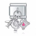 Ce charm italien pendentif représente un avion accompagné d’un bagage, parfait pour symboliser l’évasion et la passion des voyages. Fabriqué en acier inoxydable de haute qualité, il allie robustesse et finesse des détails pour un rendu élégant et moderne. Facile à fixer, il s’adapte parfaitement à nos bracelets composés de 17 maillons extensibles et réglables, convenant à toutes les tailles de poignet. Compatible avec tous nos charms italiens, ce bijou est idéal pour personnaliser votre bracelet avec une to