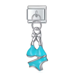 Ce charm italien pendentif en acier inoxydable argenté représente un bikini délicatement coloré en bleu, symbole de détente et d’été. Conçu avec des détails soignés et une finition élégante, il allie robustesse et fraîcheur pour un rendu estival et chic. Facile à fixer, il s’adapte parfaitement à nos bracelets composés de 17 maillons extensibles et réglables, convenant à toutes les tailles de poignet.