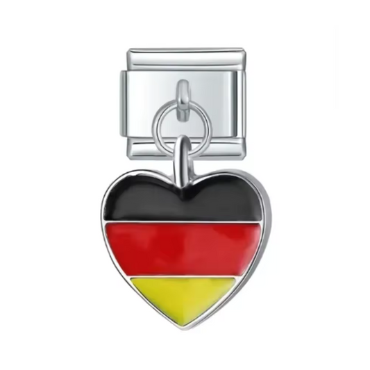 Ce charm italien pendentif en forme de cœur arbore fièrement le drapeau de l’Allemagne, symbole de dynamisme, d’histoire et de fierté nationale. Fabriqué en acier inoxydable de haute qualité, il allie robustesse et finesse des détails pour un rendu élégant et coloré. Facile à fixer, il s’adapte parfaitement à nos bracelets composés de 17 maillons extensibles et réglables, convenant à toutes les tailles de poignet. 