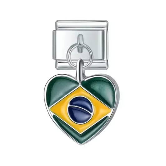 Ce charm italien pendentif en forme de cœur arbore fièrement le drapeau du Brésil, symbole de joie, de nature luxuriante et de culture vibrante. Fabriqué en acier inoxydable de haute qualité, il allie robustesse et finesse des détails pour un rendu élégant et coloré. Facile à fixer, il s’adapte parfaitement à nos bracelets composés de 17 maillons extensibles et réglables, convenant à toutes les tailles de poignet. Compatible avec tous nos charms italiens, ce bijou est idéal pour personnaliser votre bracelet