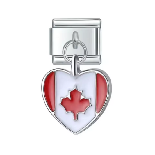 Ce charm italien pendentif en forme de cœur arbore fièrement le drapeau du Canada, symbole de nature, de diversité et de fierté nationale. Fabriqué en acier inoxydable de haute qualité, il allie robustesse et finesse des détails pour un rendu élégant et coloré. Facile à fixer, il s’adapte parfaitement à nos bracelets composés de 17 maillons extensibles et réglables, convenant à toutes les tailles de poignet. Compatible avec tous nos charms italiens