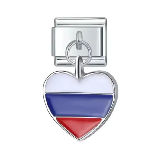 Ce charm italien pendentif en forme de cœur arbore fièrement le drapeau de la Russie, symbole de richesse culturelle et d’histoire profonde. Fabriqué en acier inoxydable de haute qualité, il allie robustesse et finesse des détails pour un rendu élégant et coloré. Facile à fixer, il s’adapte parfaitement à nos bracelets composés de 17 maillons extensibles et réglables, convenant à toutes les tailles de poignet. Compatible avec tous nos charms italiens
