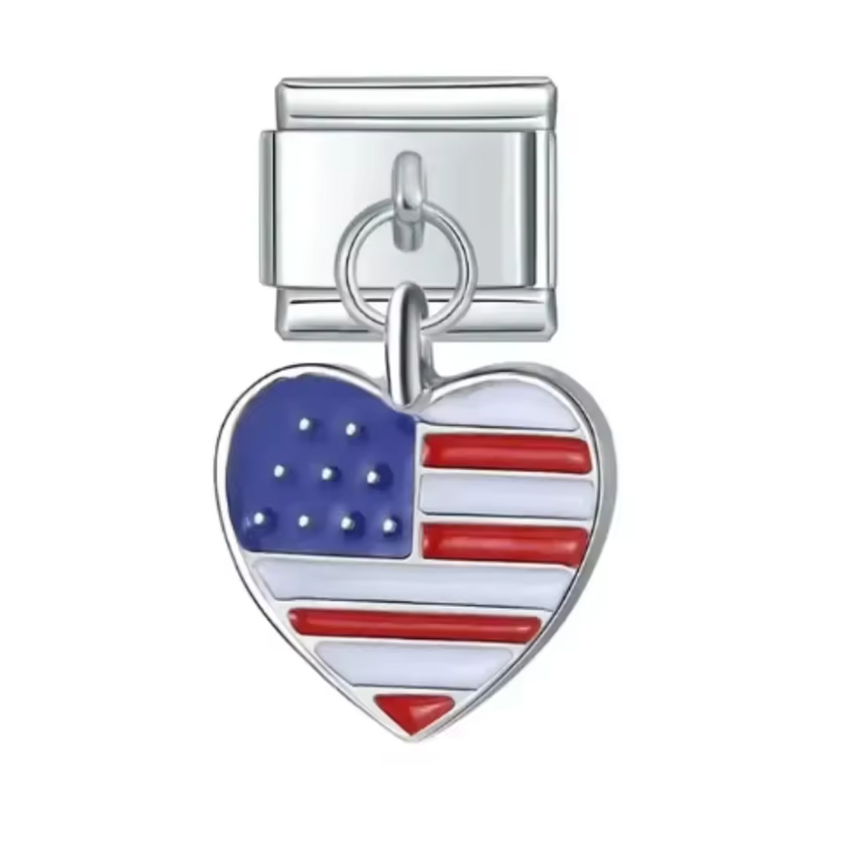 Ce charm italien pendentif en forme de cœur arbore fièrement le drapeau des États-Unis, symbole de liberté, de diversité et d’espoir. Fabriqué en acier inoxydable de haute qualité, il allie robustesse et finesse des détails pour un rendu élégant et coloré. Facile à fixer, il s’adapte parfaitement à nos bracelets composés de 17 maillons extensibles et réglables, convenant à toutes les tailles de poignet. 