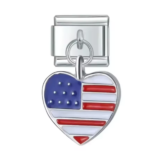Ce charm italien pendentif en forme de cœur arbore fièrement le drapeau des États-Unis, symbole de liberté, de diversité et d’espoir. Fabriqué en acier inoxydable de haute qualité, il allie robustesse et finesse des détails pour un rendu élégant et coloré. Facile à fixer, il s’adapte parfaitement à nos bracelets composés de 17 maillons extensibles et réglables, convenant à toutes les tailles de poignet. 