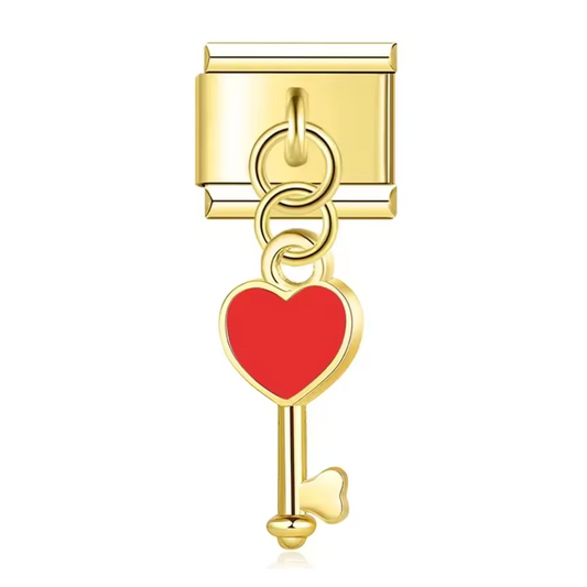Ce charm italien pendentif en acier inoxydable doré représente une élégante clé ornée d’un cœur rouge, symbole d’amour et de mystère. Avec son design raffiné et sa finition brillante, il apporte une touche romantique et précieuse à votre bracelet. Facile à fixer, il s’adapte parfaitement à nos bracelets composés de 17 maillons extensibles et réglables, convenant à toutes les tailles de poignet. Compatible avec tous nos charms italiens, ce bijou est idéal pour personnaliser votre bracelet avec une note douce