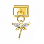 Ce charm italien pendentif en acier inoxydable argenté représente une délicate libellule aux ailes dorées, symbole de légèreté et de transformation. Ses détails fins et son contraste argent/or en font une pièce élégante et originale pour votre bracelet. Facile à accrocher, il s’adapte parfaitement à nos bracelets composés de 17 maillons extensibles et réglables, convenant à toutes les tailles de poignet. Compatible avec tous nos charms italiens, ce bijou est idéal pour ajouter une touche naturelle et raffin
