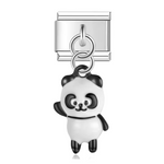 Ce charm italien en pendentif argenté représente un panda debout avec une expression accueillante, accompagné de l’inscription « Bonjour ». Symbole de gentillesse et de convivialité, ce charm apporte une touche chaleureuse et ludique à votre bracelet. Facile à fixer, il s’adapte parfaitement à nos bracelets composés de 17 maillons extensibles et réglables, convenant à toutes les tailles de poignet. Compatible avec tous nos charms italiens, ce bijou est parfait pour personnaliser votre bracelet avec une note